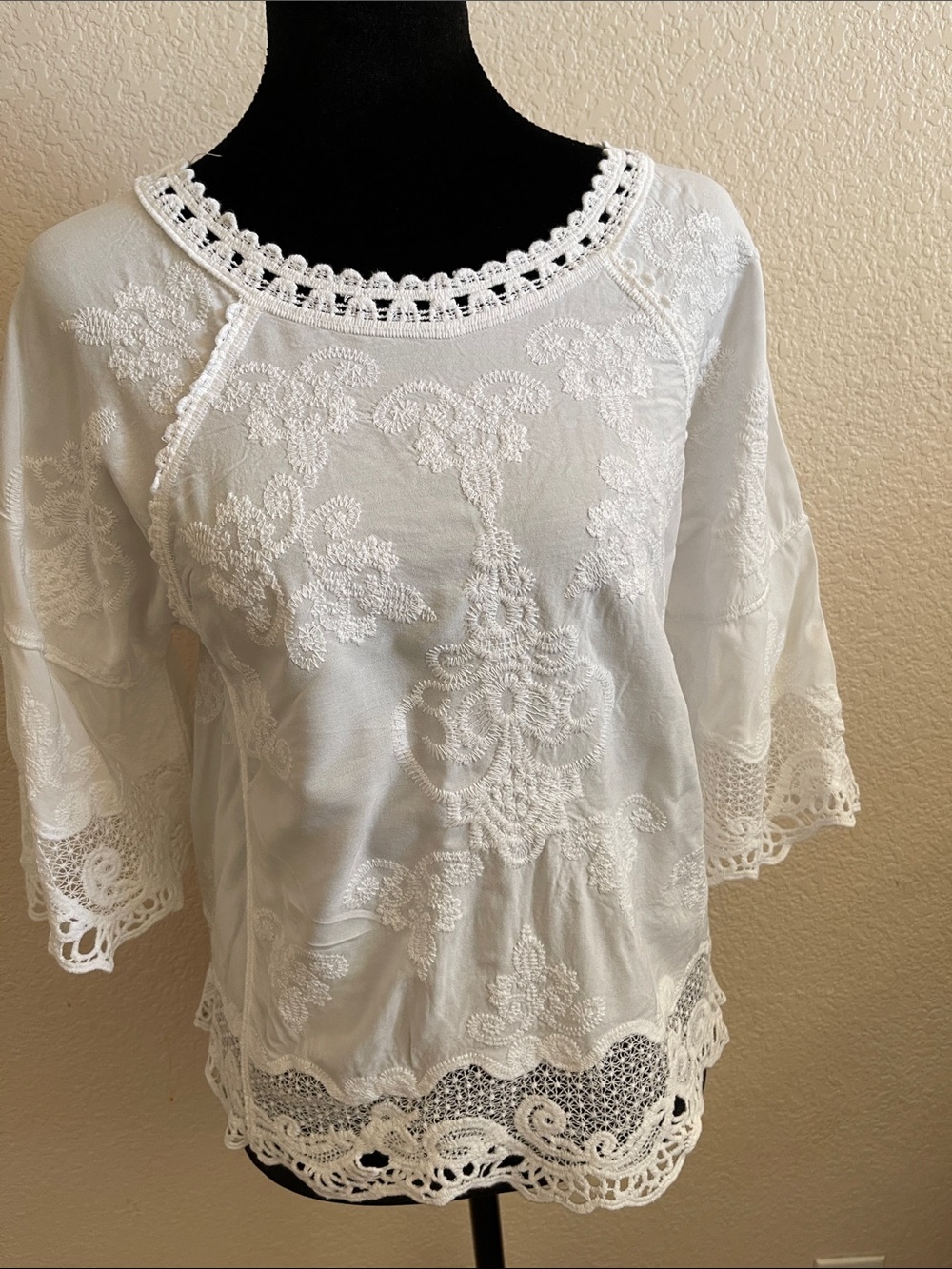 Democracy White Embroidered Lace-Trim Blouse